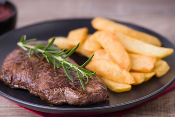 Gebratenes Rinderfilet mit Pommes Frites