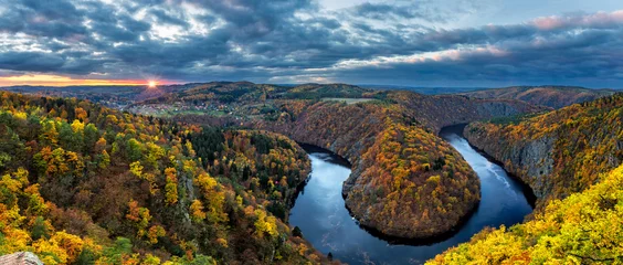 Papier Peint photo Nature Canyon de la rivière aux eaux sombres et forêt colorée d& 39 automne. Horseshoe Bend, rivière Vltava, République tchèque. Beau paysage avec rivière. guetteur maj.