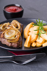 Gebratenes Rinderfilet mit Pommes Frites