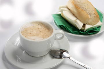 Café con leche y bocadillo con queso