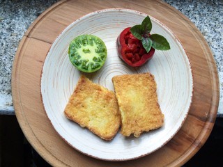 2 хлебных тоста с красным и зелёным томатом