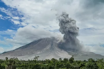 Papier Peint photo Volcan Éruption du volcan. Sinabung, Sumatra, Indonésie. 09-28-2016