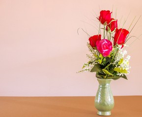 Rose bouqet in vase.