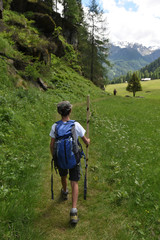 Fototapeta na wymiar escursione gita in montagna camminare camminata benessere 