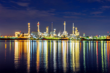Obraz na płótnie Canvas Oil refinery at night in Bangkok, Thailand.