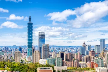 Photo sur Plexiglas construction de la ville Paysage urbain de Taipei avec gratte-ciel sous des nuages spectaculaires au ciel bleu à Taiwan