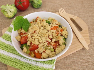 Gemüse Crumble mit Möhren, Tomaten und Broccoli