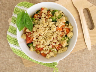 Gemüse Crumble mit Möhren, Tomaten und Broccoli