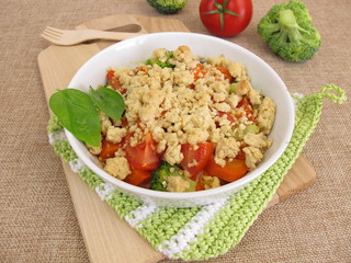 Gemüse Crumble mit Möhren, Tomaten und Broccoli