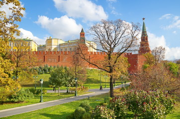 Fototapeta na wymiar Beautiful autumn view of the Moscow Kremlin and Alexander garden, Moscow, Russia