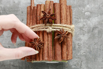 How to make candle decorated with cinnamon sticks