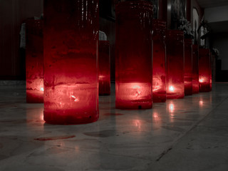 velas rojas en la oscuridad