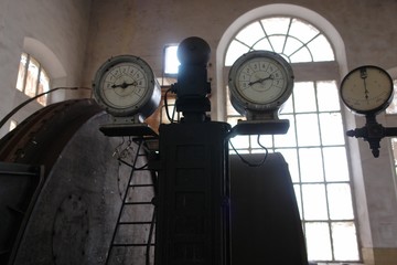 Detalles de una antigua máquina de extracción  de un pozo minero asturiano que bajaba los...