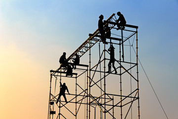 Silhouette of workmen at Twilight / Silhouette of workmen in mounting the outdoor concert stage, Twilight scene