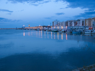 Naklejka premium Puerto de Gandia por la noche