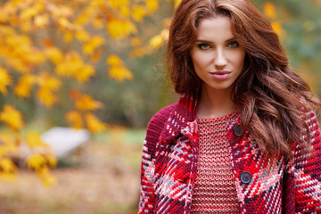 Naklejka premium Fashion woman walking in autumn park