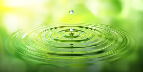Foto op Plexiglas Wassertropfen und Wellen mit grüner Spiegelung © peterschreiber.media