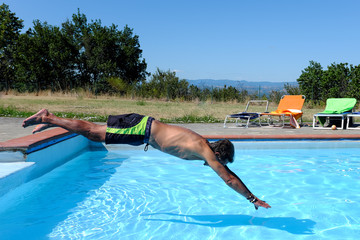 Tuffo in piscina