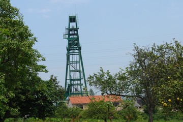 Castillete minero situado en una zona de la costa asturiana