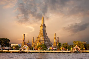 Foto op Plexiglas Wat Arun Temple Morning Bangkok Sunrise Red Sky © Pius Lee
