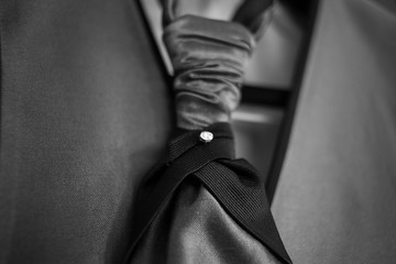 Detalle de nudo de corbata de hombre