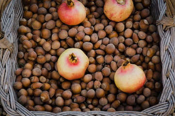 Cesto di nocciole , melograni e castagne