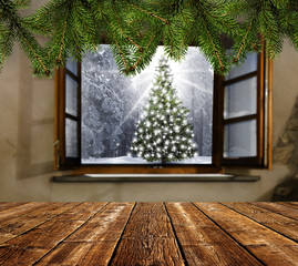 Blick aus einer Waldhütte auf einen Weihnachtsbaum