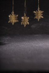 Goldene Sterne als Weihnachtsschmuck, Dekoration hängt von oben