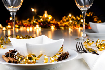 Weihnachtlich dekorierter Tisch mit Geschirr und Bokehhintergrund