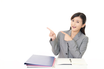指示する笑顔のビジネスウーマン