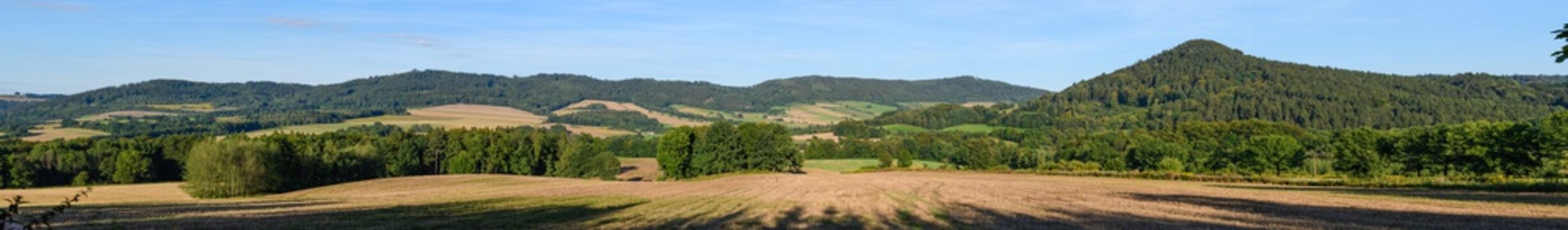 h&uuml;gelige mitteleurop&auml;ische Agrarlandschaft mit Felder, W&auml;ldern und Wiesen