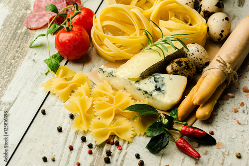 "Italian food on a table" zdjęć stockowych i obrazów royalty free w