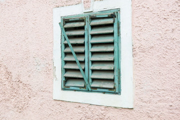 Holzfenster mit geschlossenen Laden
