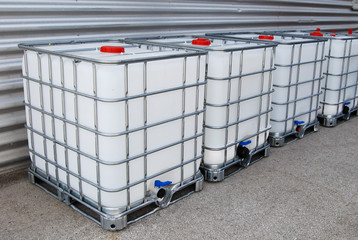 Wassertanks in einer Reihe