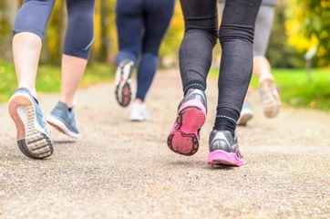 Deurstickers Joggen Groep jonge vrouw samen joggen in een park