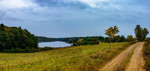 Herbststimmung am Bornsee, dem historische Quellsee der Havel