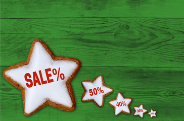 Sale Zimtstern auf grünem Holz Konzept