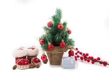 Bellissimo albero di Natale addobbato con regali 
