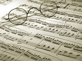 Obraz premium music note sheet and vintage glasses