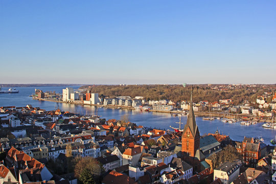 Blick vom Turm des Alten Gymnasiums über Flensburg mit dem Turm der Marienkirche und der Innenförde