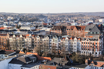 Blick vom Turm des Alten Gymnasiums über Flensburg mit dem Turm der Marienkirche und der...