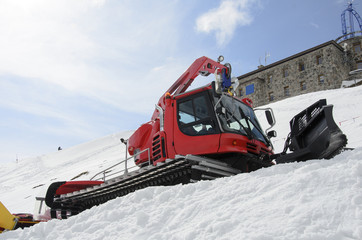 snowcat, machine for snow removal, preparation ski trails