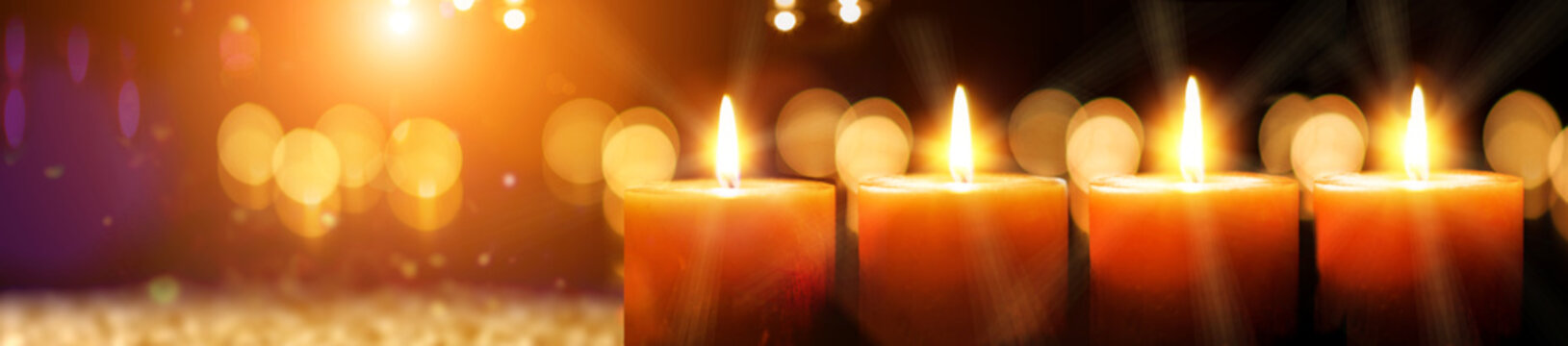 Kerze - Weihnachten - adventskurze mit Kerzenschein und Gold auf dunklem Hintergrund mit Unsch&auml;rfe