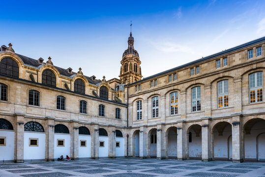 Cour Mably et salle capitulaire &agrave; Bordeaux, Gironde, Nouvelle-Aquitaine, France