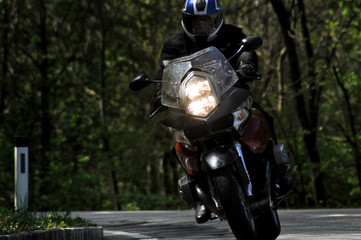 Biker im Herbstwald