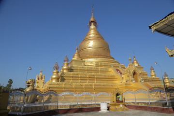 Fototapeta na wymiar Kuthodaw pagoda, Mandalay, Myanmar