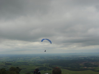 Paraglider no céu de São Pedro