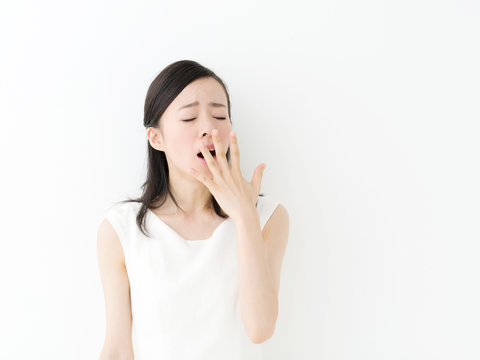 眠い若い女性