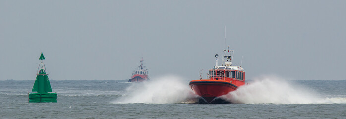 MOTOR BOAT © Wojciech Wrzesień