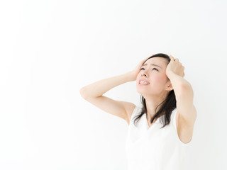 頭を抱える女性